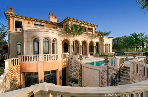 Exterior, Facade, Pool, Mediterranean