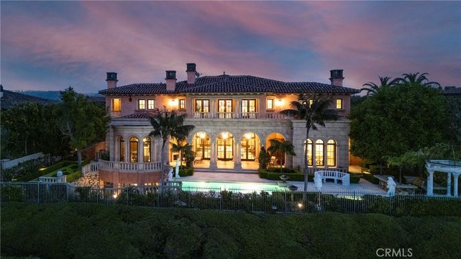 Exterior, Facade, Pool, Mediterranean