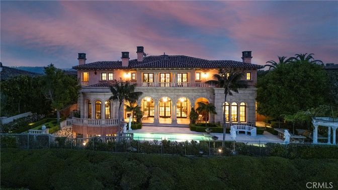 Exterior, Facade, Pool, Mediterranean