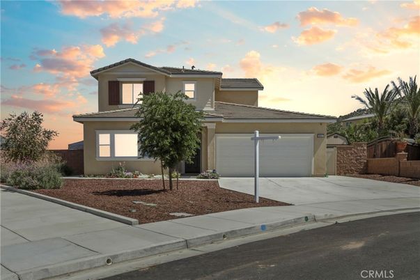 Attached, Exterior, Facade, Modern