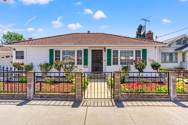 Exterior, Facade, Ranch