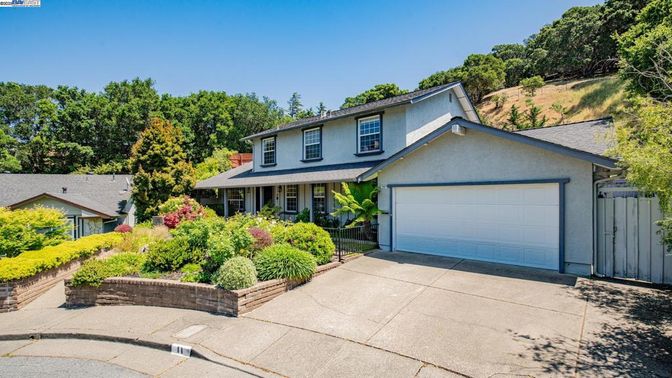 Attached, Exterior, Facade, Ranch