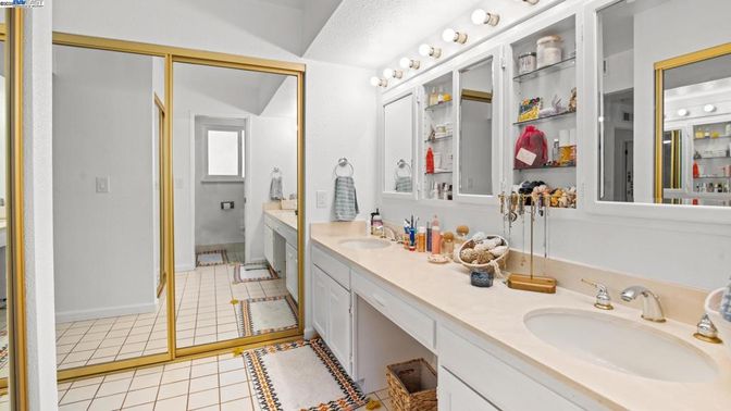 Bathroom, Dual Sink Vanities, Interior