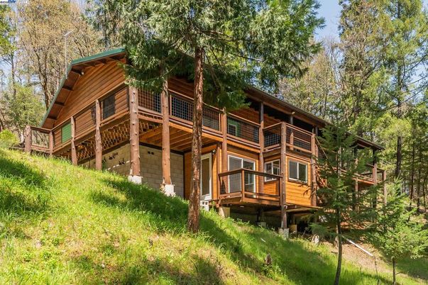 Exterior, Facade, Log Home