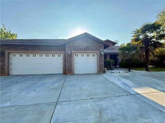 Attached, Exterior, Facade, Ranch