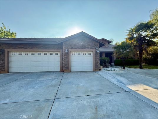 Attached, Exterior, Facade, Ranch