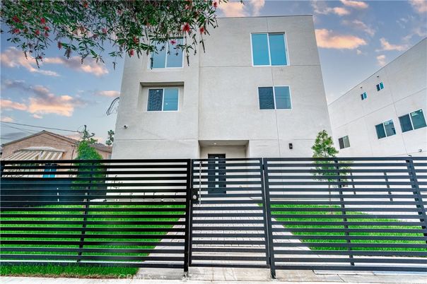 Exterior, Facade, Modern