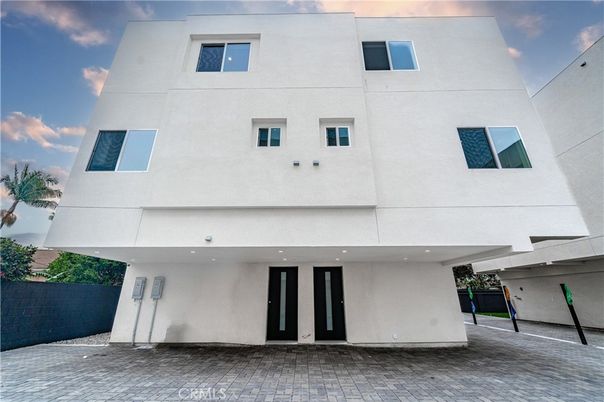 Exterior, Facade, Modern