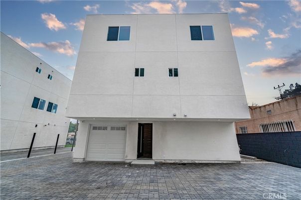 Attached, Exterior, Facade, Modern