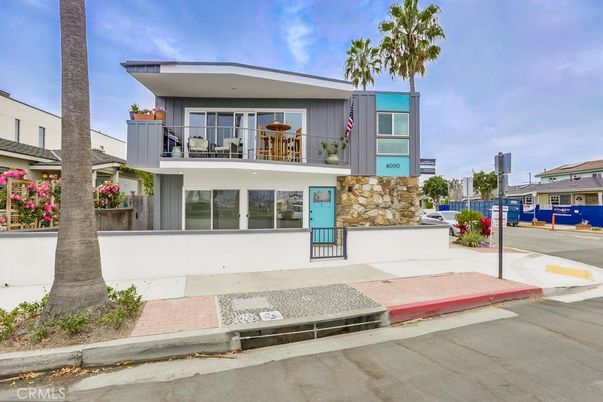 Exterior, Facade, Modern