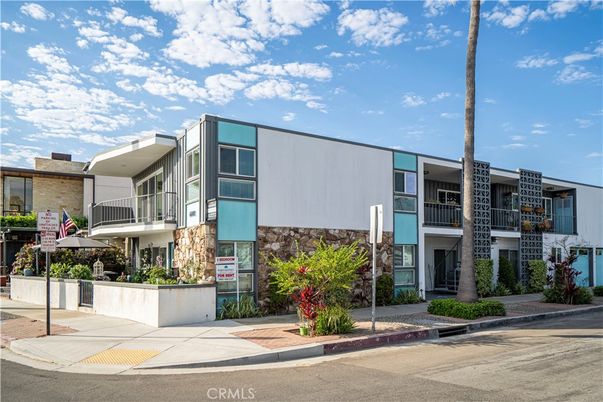 Exterior, Facade, Modern