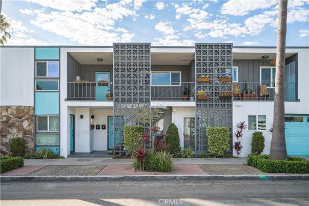 Exterior, Facade, Modern