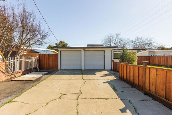 Detached Garage, Exterior