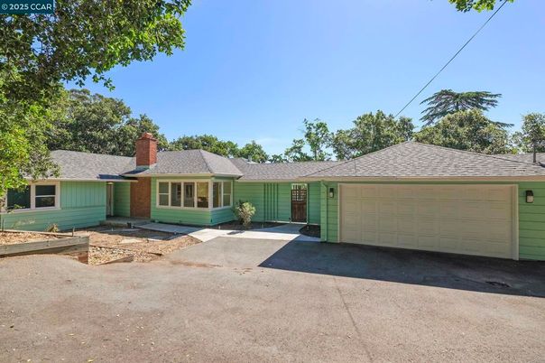 Attached, Exterior, Facade, Ranch