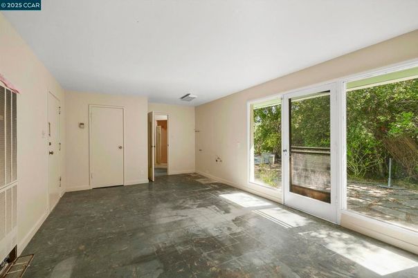 Empty room, Interior