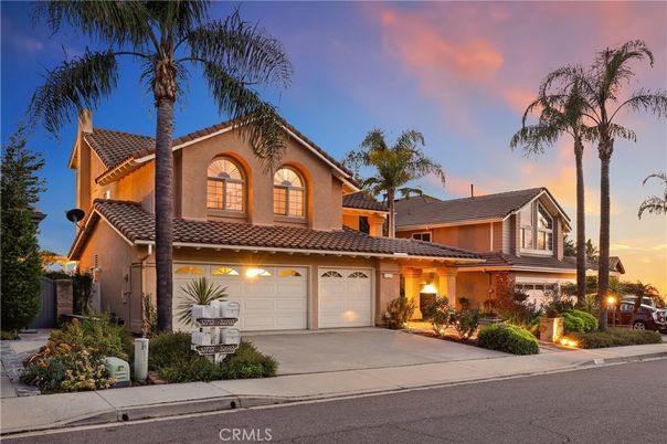 Attached, Exterior, Facade, Mediterranean