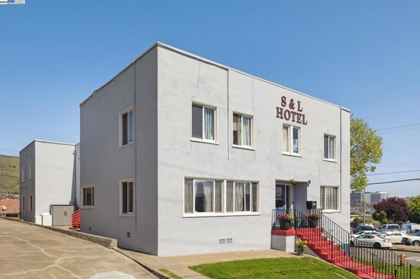 Exterior, Facade, Modern