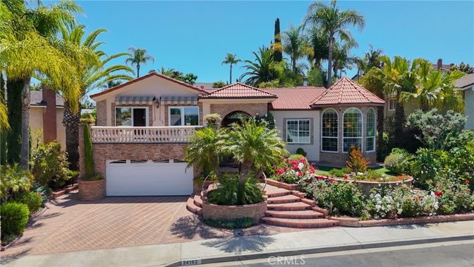 Attached, Exterior, Facade, Mediterranean