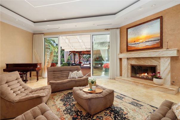 Fireplace, Interior, Living room, Piano, Recessed Lighting