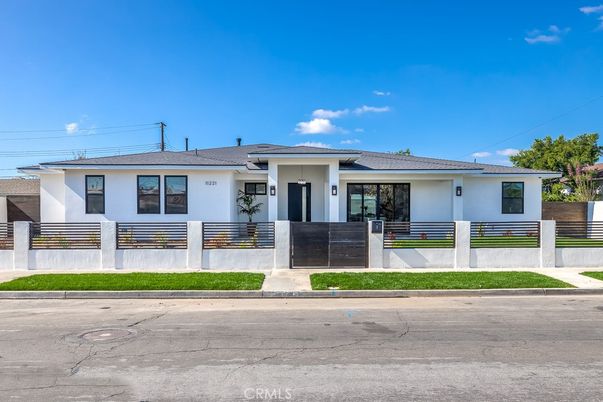 Exterior, Facade, Ranch