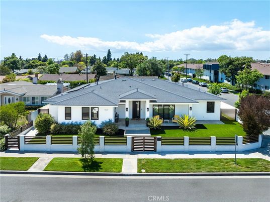 Exterior, Facade, Ranch