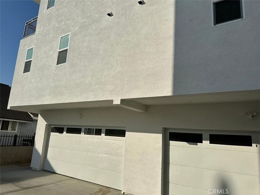 Attached, Exterior, Facade, None