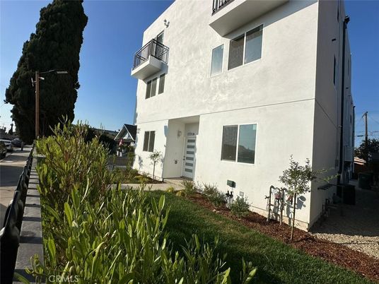 Exterior, Facade, Modern