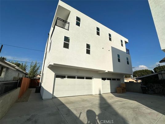 Attached, Exterior, Facade, Modern