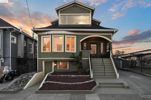 Exterior, Facade, Queen Anne Victorian