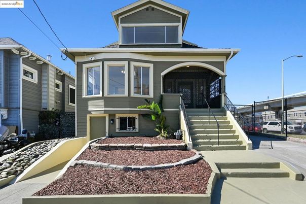 Attached, Exterior, Facade, American Foursquare