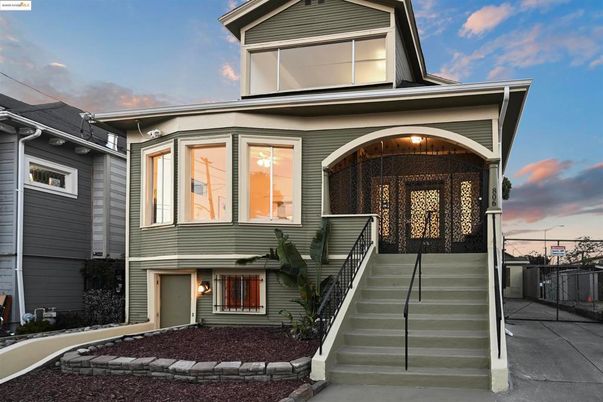 Exterior, Facade, Queen Anne Victorian