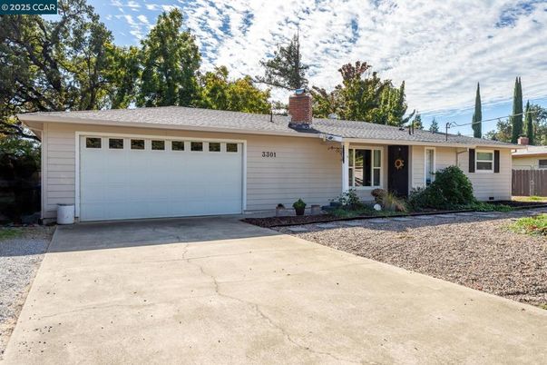 Attached, Exterior, Facade, Ranch