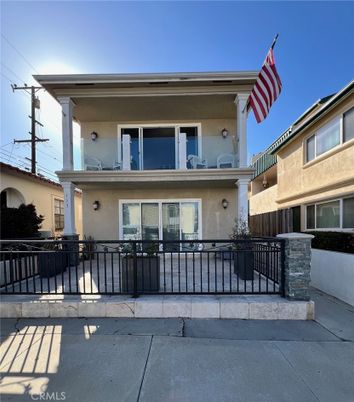 Exterior, Facade, American Foursquare