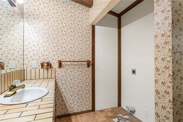 Bathroom, Interior, Tile Countertops