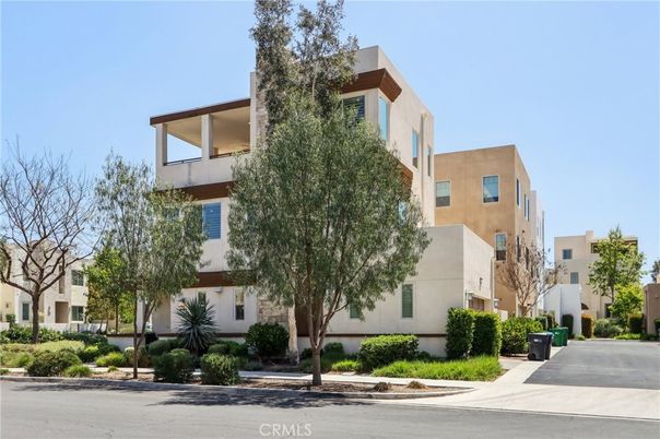 Exterior, Facade, Modern