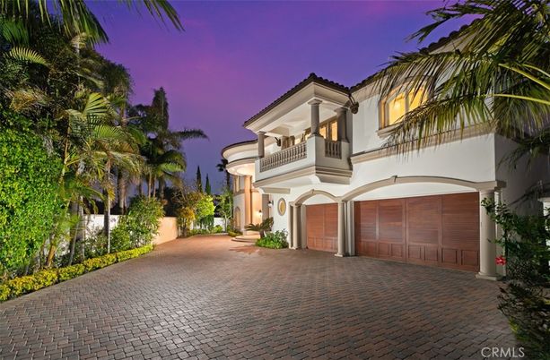Attached, Exterior, Facade, Mediterranean