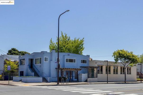 Exterior, Facade, Modern