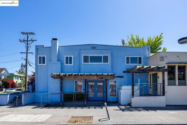 Exterior, Facade, Modern