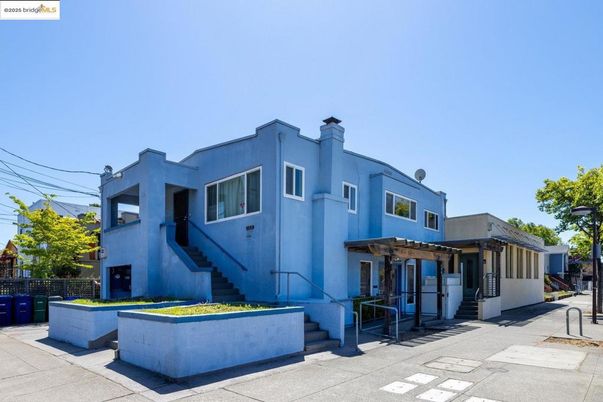 Exterior, Facade, Modern