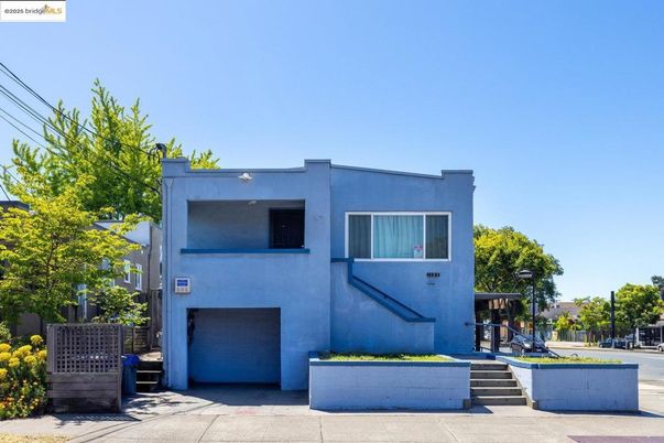 Attached, Exterior, Facade, Modern