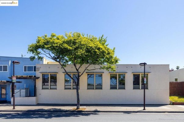 Exterior, Facade, Modern