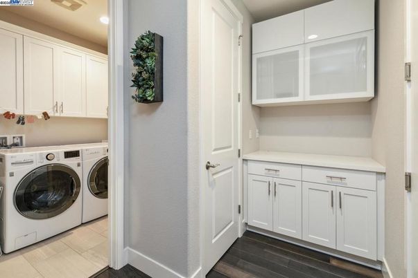 Interior, Recessed Lighting, Washer, Wood Texture Flooring