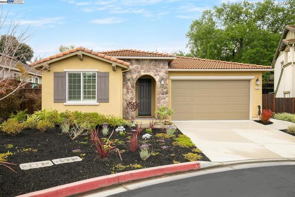 Attached, Exterior, Facade, Mediterranean