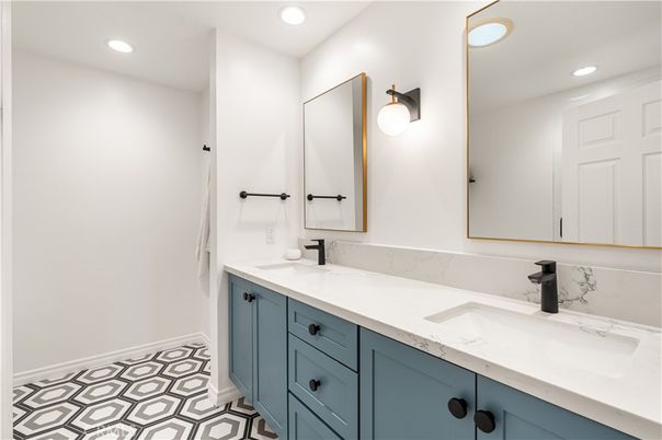 Bathroom, Dual Sink Vanities, Interior, Recessed Lighting