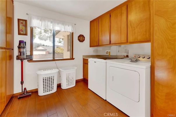 Interior, Washer, Wood Texture Flooring