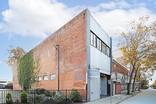 Exterior, Facade, Brick Facade, Highrise
