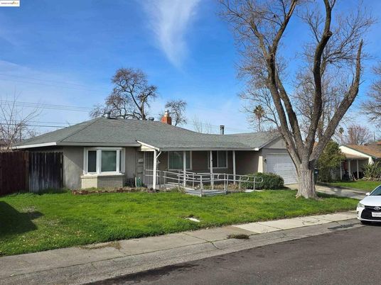 Attached, Exterior, Facade, Ranch