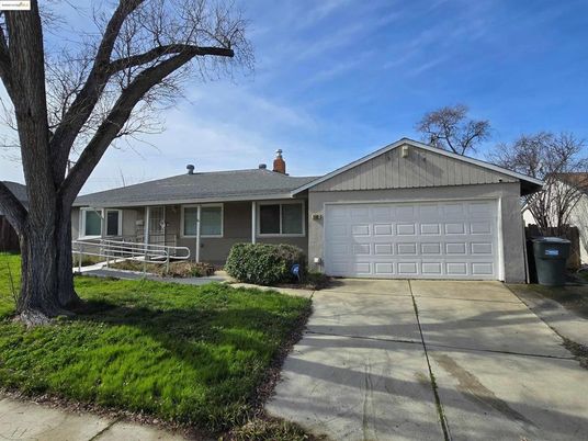 Attached, Exterior, Facade, Ranch
