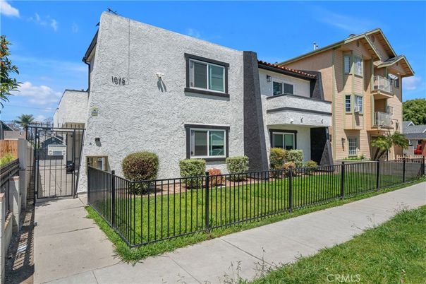 Exterior, Facade, Rowhouse