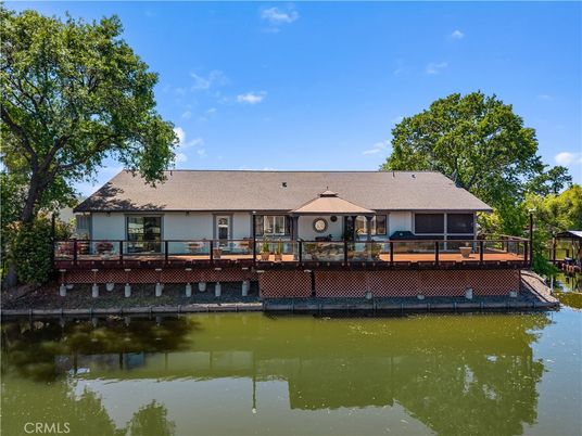 Exterior, Lake